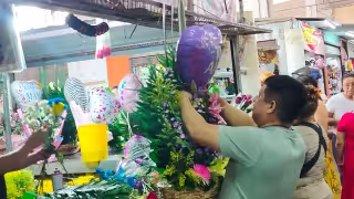 Alta demanda de arreglos florales en el mercado Pedro Sainz de Baranda
