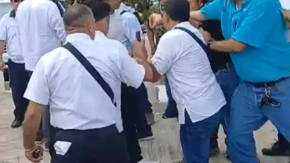 Transportistas y taxistas "piratas" se agarran a golpes en el AIC Transportistas y taxistas "piratas" se agarran a golpes en el AIC