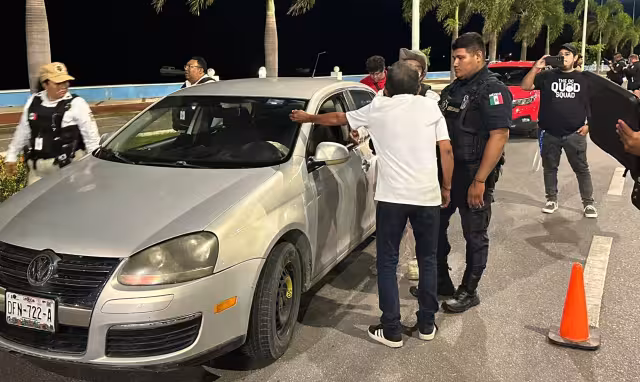 Un altercado se generó por retener a un conductor que rebasó el límite de alcohol en la sangre, dijo que “solo paseaba con su familia