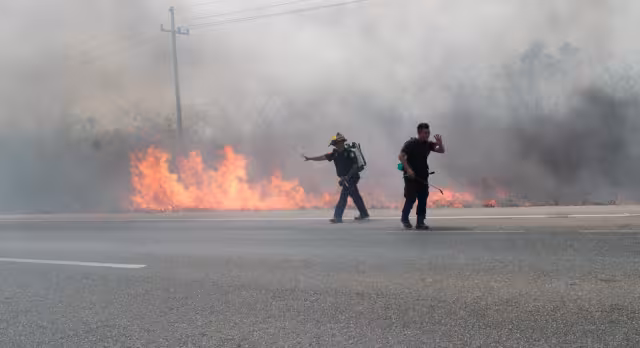 Un incendio se originó a un costado de la carretera Mérida-Motul