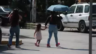 Recomiendan a la población de cuidarse de los rayos del sol al salir a la calle