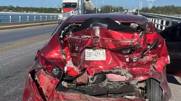 Accidente en el Puente de la Unidad involucra a un tráiler que impactó por detrás a un vehículo con docentes originarios de Dzitbalché Accidente en el Puente de la Unidad involucra a un tráiler que impactó por detrás a un vehículo con docentes originarios de Dzitbalché