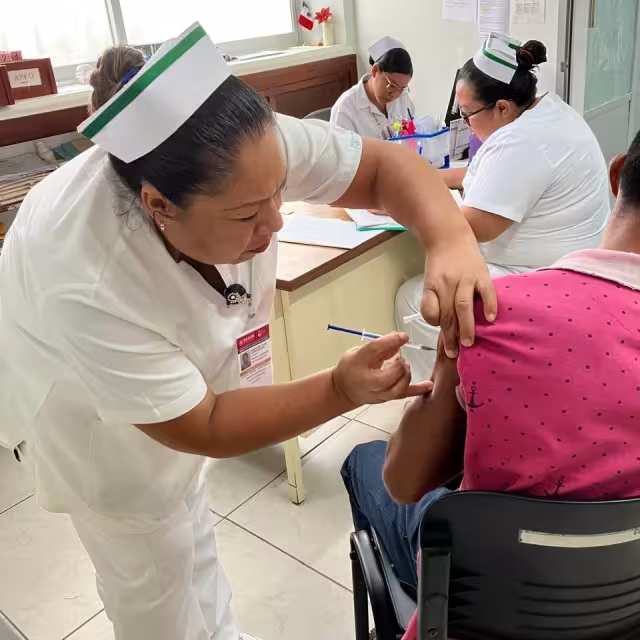 El VPH se transmite por contacto directo y la vacuna es una medida básica de prevención