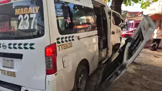 La unidad de transporte público se impactó contra un árbol que está sobre la avenida Tulum; al menos dos usuarios resultaron con golpes en el cuerpo