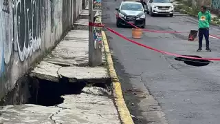 Surge un socavón de casi 10 metros en Xochimilco; hay una familia desalojada