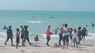 Hallan mujer inconsciente en la orilla de una playa de Sabancuy