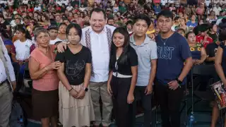 Con la entrega en Valladolid de las becas Benito Juárez, 24 mil alumnos podrán continuar sus estudios