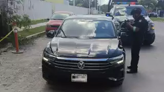 Una vez que el vehículo fue localizado las autoridades procedieron con la inspección correspondiente y terminaron por asegurar la unidad