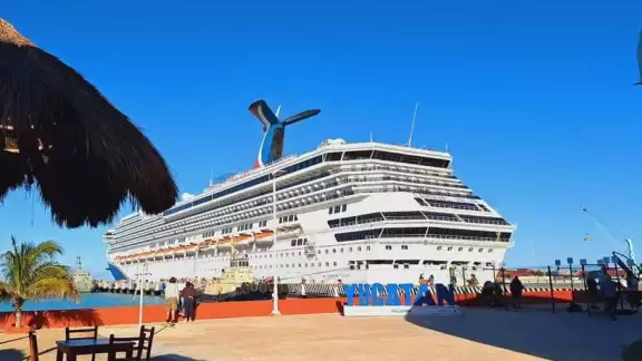Comerciantes hacen su agosto con la llegada de cinco mil pasajeros del Carnival Valor