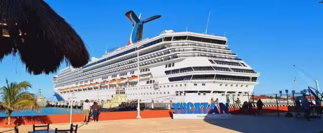 Comerciantes hacen su agosto con la llegada de cinco mil pasajeros del Carnival Valor