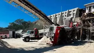 Desplome de una grúa en una planta procesadora de cal en Progreso deja un muerto