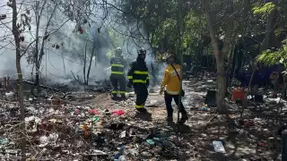 Incendio en predio alerta y moviliza a Cuerpo de Bomberos de Playa del Carmen