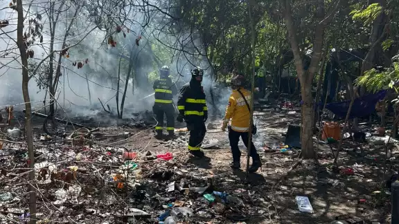 La rápida intervención del Cuerpo de Bomberos logró evitar la propagación de las llamas La rápida intervención del Cuerpo de Bomberos logró evitar la propagación de las llamas