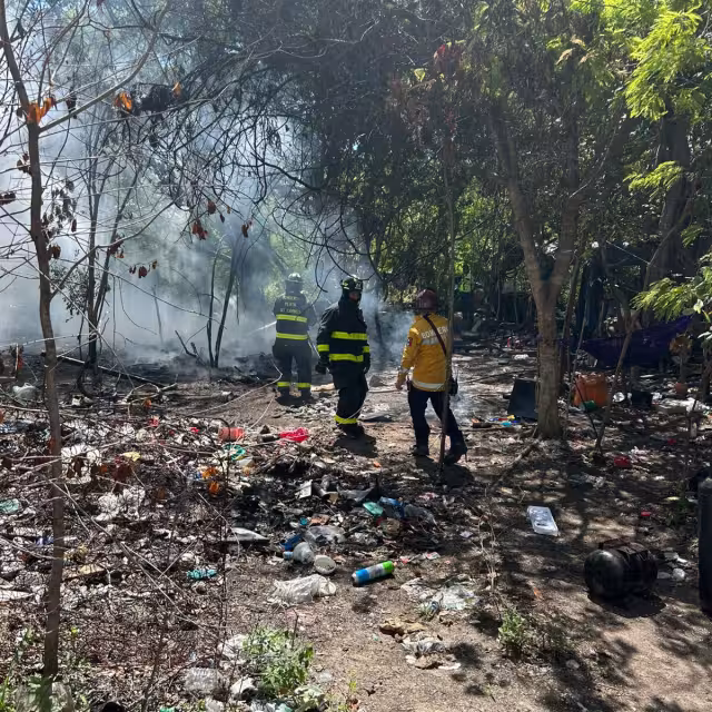La rápida intervención del Cuerpo de Bomberos logró evitar la propagación de las llamas