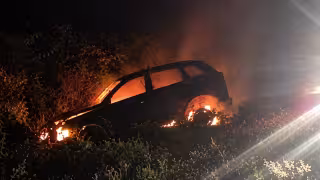 Camioneta se sale de la carretera Carmen-Champotón y termina envuelta en llamas