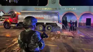 Al estar frente a la sede de la Comuna, un grupo ingresó y comenzó a causar destrozos, para luego prender fuego, causando grandes daños