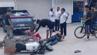 Los dos motociclistas quedaron tirados sobre el pavimento tras el choque.