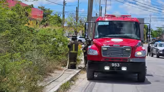 Columna de humo negro alarma a conductores en Cancún