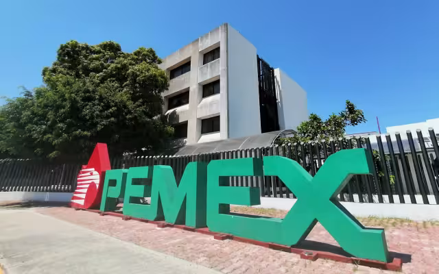 Cierres y despidos en Ciudad del Carmen por falta de pagos de PEMEX