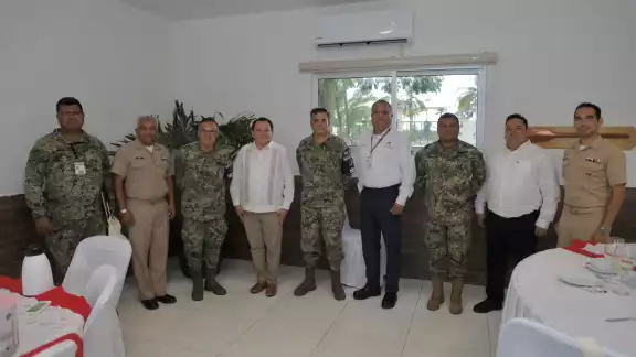 El Gobernador electo expresó su agradecimiento al Vicealmirante por su recibimiento y disposición. El Gobernador electo expresó su agradecimiento al Vicealmirante por su recibimiento y disposición.