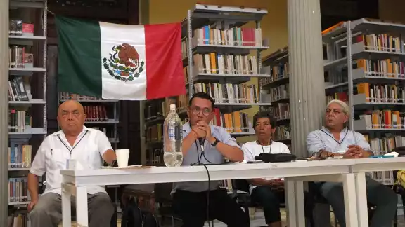 ilberth Nahuat presentó una botella con el agua contaminada de su comisaría, debido a las malas prácticas de la Granja Santa María, de Grupo San Gerardo