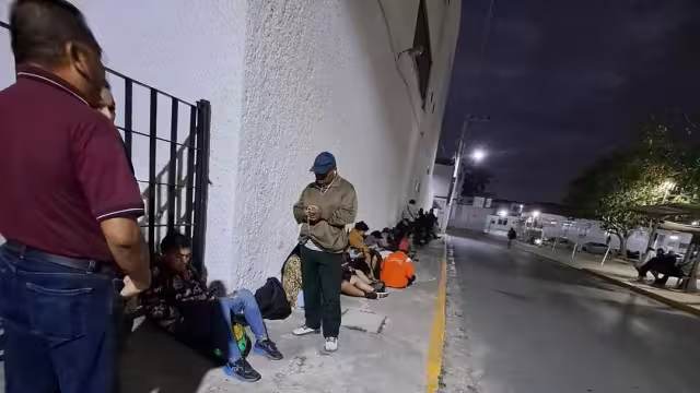 Descubre largas filas formadas antes del amanecer