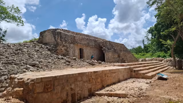La zona arqueológica de Xcalumkín, restaurada recientemente, es legalmente parte de Hecelchakán, aunque Dzitbalché la incluye en su mapa.
