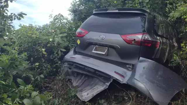 La camioneta quedó sobre un cerro fuera de la carretera