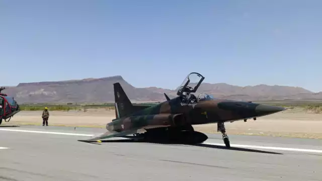 El avión de combate quedó sobre la pista, no se reportaron heridos.