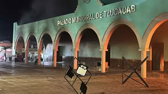 Lo que comenzó como una manifestación pacífica terminó en destrozos y quema de vehículos en Tzucacab Lo que comenzó como una manifestación pacífica terminó en destrozos y quema de vehículos en Tzucacab