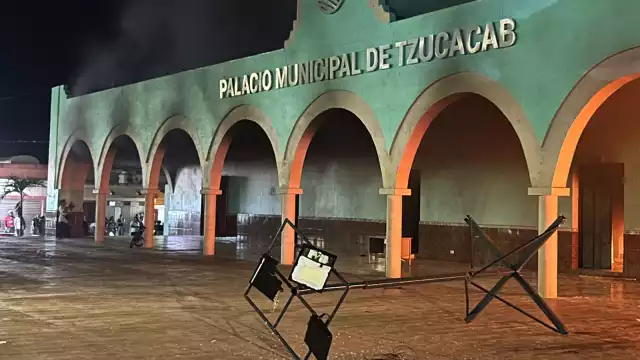 Lo que comenzó como una manifestación pacífica terminó en destrozos y quema de vehículos en Tzucacab