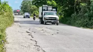 Piden reparación urgente en la carretera Cancún-Leona Vicario; está llena de baches 