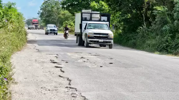La carretera que conduce a Leona Vicario desde Cancún está deteriorada, afectando a taxistas y transportistas locales.