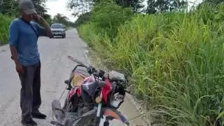 El motociclista resultó lesionado tras el accidente en la carretera.