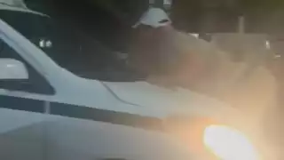 Pleito de tránsito en Cancún termina con ciudadano arrastrado por taxista 