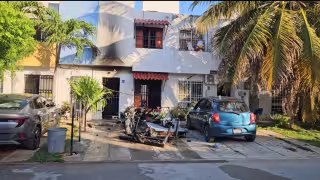 Vecinos intentaron ayudar a la familia con escaleras, pero no pudieron retirar el protector metálico de una ventana