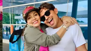 Tatiana y Ricardo Peralta compartieron una fotografía en el aeropuerto de Mérida