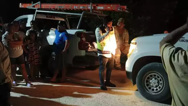 Pobladores del ejido Kilómetro 36, en Escárcega, retuvieron a trabajadores y camionetas de la CFE