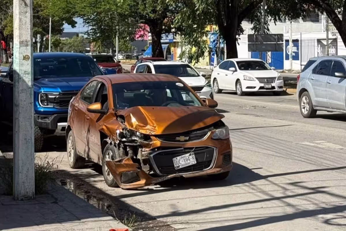 Conductor pierde el control de su vehículo y causa accidente vial en ...