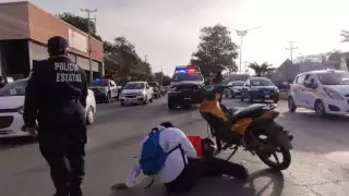 Motociclista termina con fractura de rodilla por imprudencia de automovilista