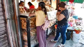 Panaderos mantienen precios pese al alza en el costo del azúcar.