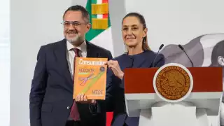 Ivan Escalante Ruiz, titular de la Procuraduría Federal del Consumidor (Profeco) le entregó a la presidenta Claudia Sheinbaum la Revista profeco de agosto