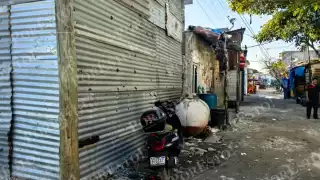 Familias de la privada Francisco I. Madero viven sin luz, agua ni calles adecuadas.