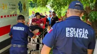 Paramédicos arribaron al sitio para atender el reporte de emergencia