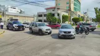 Dos vehículos particulares, conducidos por mujeres, chocaron en la colonia Petrolera de Ciudad del Carmen.