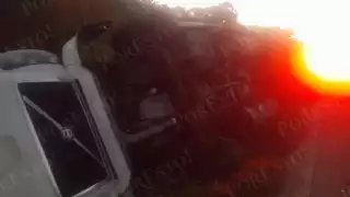 Tráiler con carga menonita vuelca en Hopelchén; el chofer resulta herido