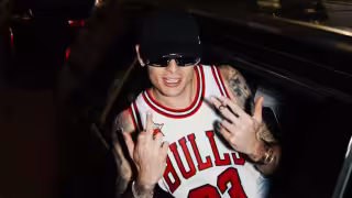 Conductores de 'Hoy' explotan contra Peso Pluma por negarle foto a una fan