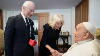 Durante la reunión, el Papa Francisco expresó sus buenos deseos a los reyes con motivo de su aniversario de bodas