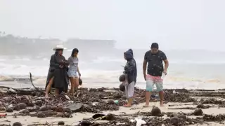 Aunque Erick comenzó a debilitarse desde su ingreso al territorio oaxaqueño, las bandas nubosas siguen generando lluvias torrenciales