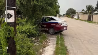 Taxi termina en lote baldío tras choque en la colonia Laureles
